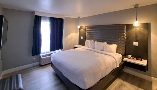 One Bedroom Suite, 1 King Bed, Soaking Tub, Non Smoking