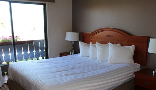Deluxe Studio Suite, 1 King Bed, Non Smoking, Ocean View