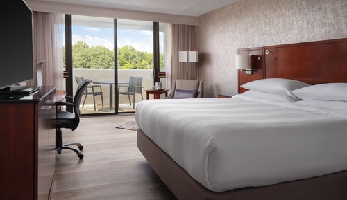 Room, 1 King Bed, Non Smoking (Mobility/Hearing Access, Roll-in Shwr)