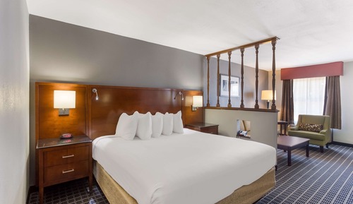 Suite, 1 King Bed, Non Smoking, Balcony (2nd Floor)