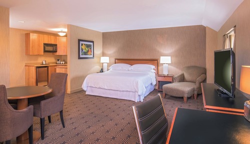 Suite, 1 King Bed, City View, Corner