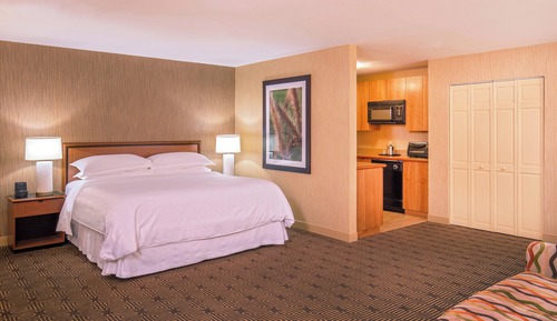Club Suite, 1 King Bed, City View, Corner