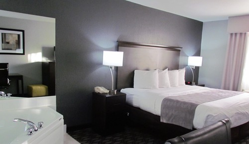 Deluxe Room, 1 King Bed, Non Smoking, Jetted Tub