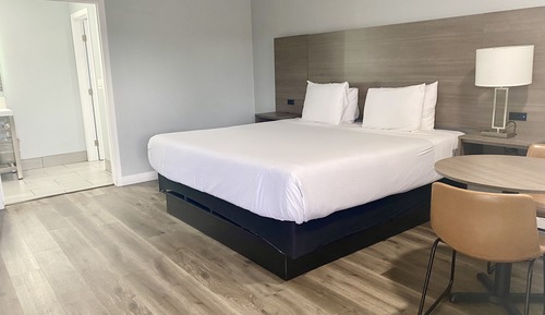 Basic Room, 1 King Bed, Accessible