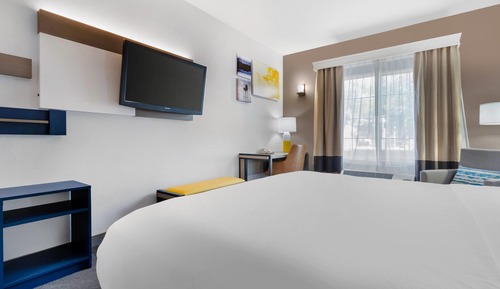 Suite, 1 King Bed, Accessible, Non Smoking