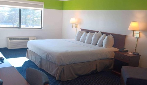 Comfort Room, 1 King Bed, Smoking