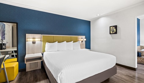 Suite, 1 King Bed, Jetted Tub, Courtyard Area