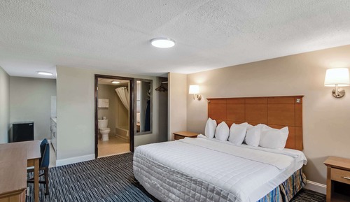 Suite, 1 King Bed, Kitchenette