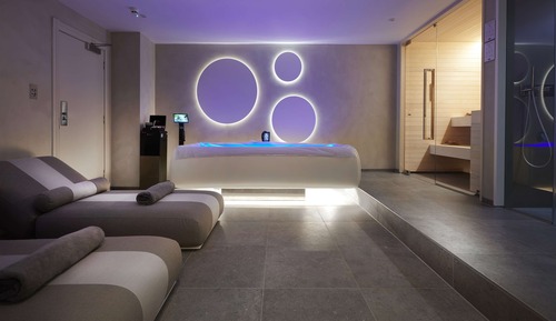 Deluxe Room, 1 King Bed (Hilton Private Wellness Area)