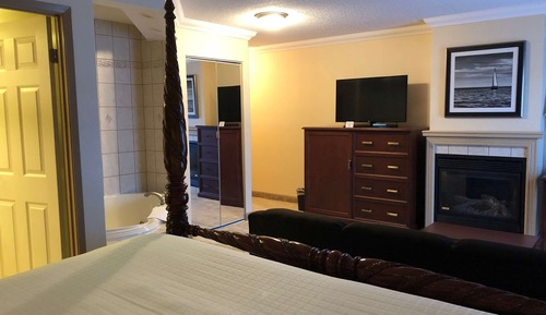Standard Room, 1 King Bed, Non Smoking, Hot Tub (Oversized Room;with Sofabed)
