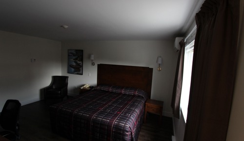 Single Room, 1 King Bed, Refrigerator & Microwave