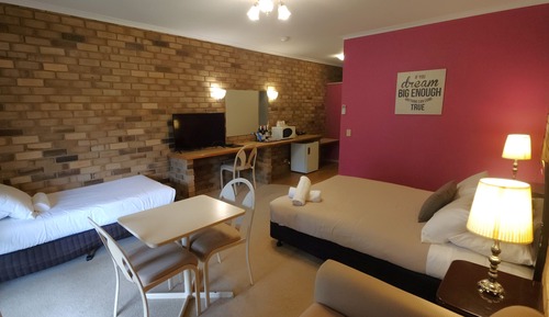 Deluxe Twin Spa Suite with Lakeview (Sleeps 2-3)