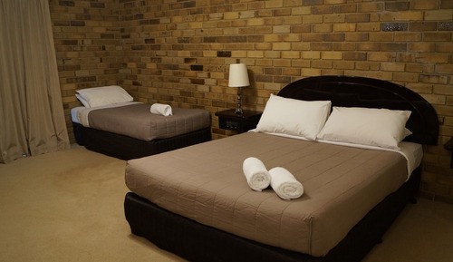 Twin Suite with Lakeview (Sleeps 2-3)