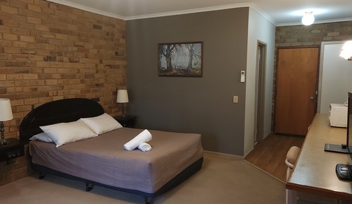 Queen Suite with Lakeview