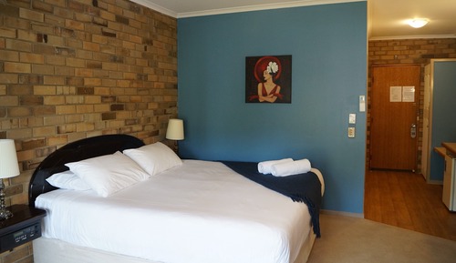 Deluxe King Spa Suite with Lakeview