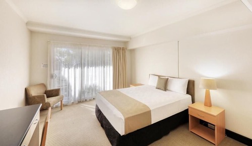 Standard Room (Queen)