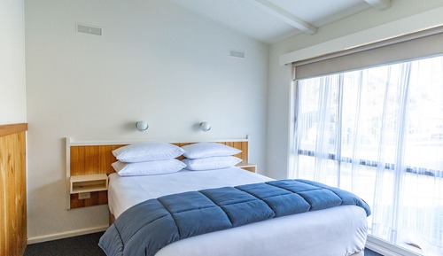 2 Bedroom Cabin (Sleeps 4)