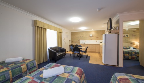 Deluxe Room, 1 Bedroom, Non Smoking, Kitchen (Self Contained Suite)