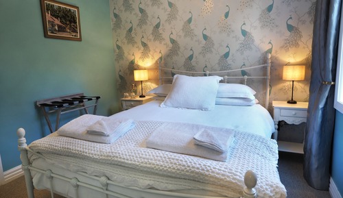 Deluxe Room, 1 Queen Bed, Ensuite, Garden View