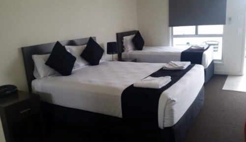  Deluxe Twin Room (1 Queen and 1 Single Bed)