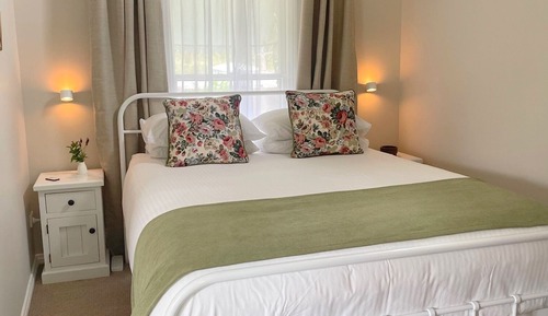 Luxury Cottage, 1 Queen Bed, Fireplace (Luxury 2 night stay)