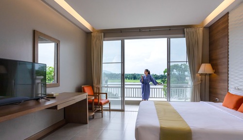 Hotel Deluxe King Bed