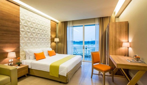 Hotel Grand Deluxe  King Bed 