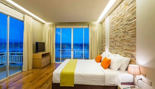 Hotel Deluxe Suite King Bed