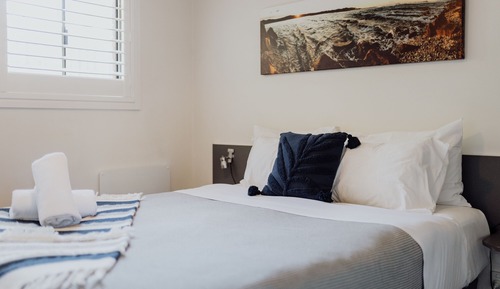 One Bedroom, Bay View Unit 2 Night