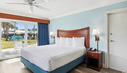 Premium Room, 1 King Bed, Pool View (1st Floor)