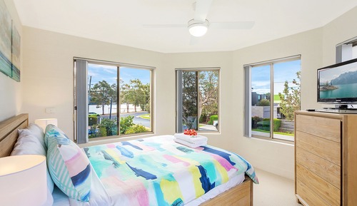 Three Bedroom Apartment with Lake View