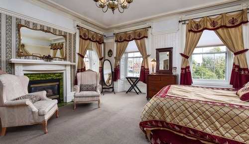 Suite 200: The Senators Suite
