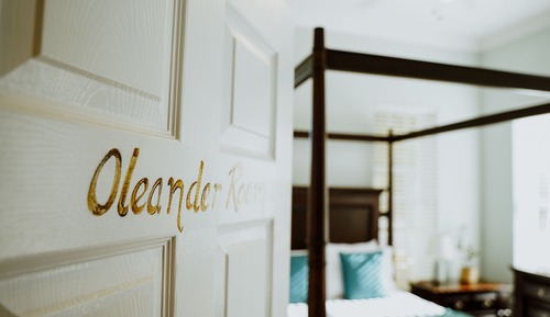 Classic Room, 1 Queen Bed (Oleander)