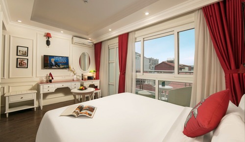 Gallery Suite, 1 Queen Bed, Balcony, City View