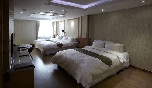 Deluxe Family Room, City View