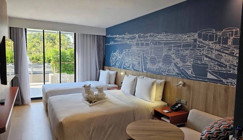 Standard Room, 1 Queen Bed (Top Floor, Free Breakfast)