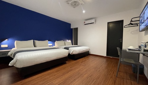 l. Deluxe Family Room