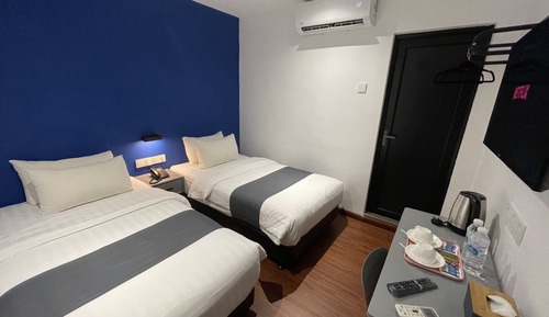 f. Deluxe Twin Room