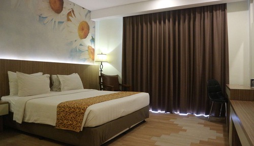 Deluxe Room, 1 Queen Bed, Balcony