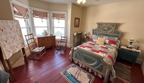 1 Standard Queen Bedroom, 1 Standard Double Bedroom, 1 Large Private Bathroom (Maritime/Acadia)