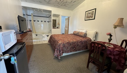 Standard Room, 1 Queen Bed, Jetted Tub
