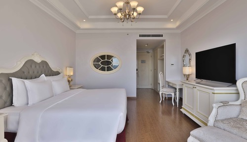 Deluxe Ocean View King Bed