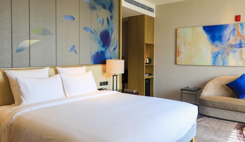 Deluxe Room, 1 King Bed, Lake View