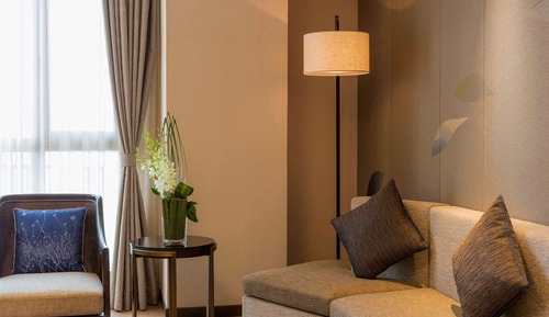 Deluxe Suite, 1 King Bed, Lake View