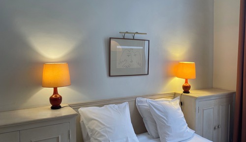 3 bedroom apartment (No air conditioning/no elevator/cleaning service at extra charge)
