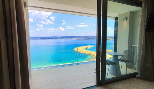 Deluxe double room with balcony and sea view (A2)