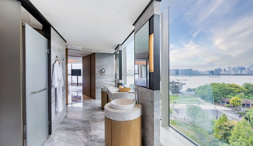 Club Suite, 1 King Bed, River View, Corner