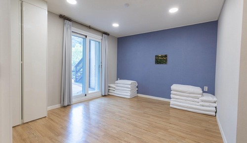 Family Room (Ondol, No Cooking)