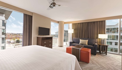 Studio, 1 King Bed, Accessible, Corner (Hearing)