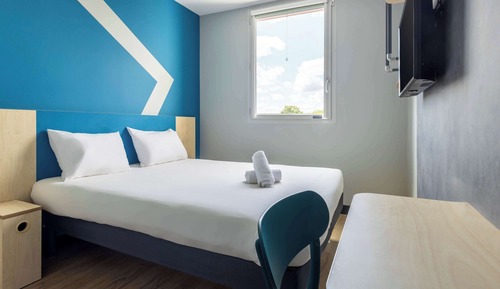 Room with 1 Queen size bed and 1 extra single bed